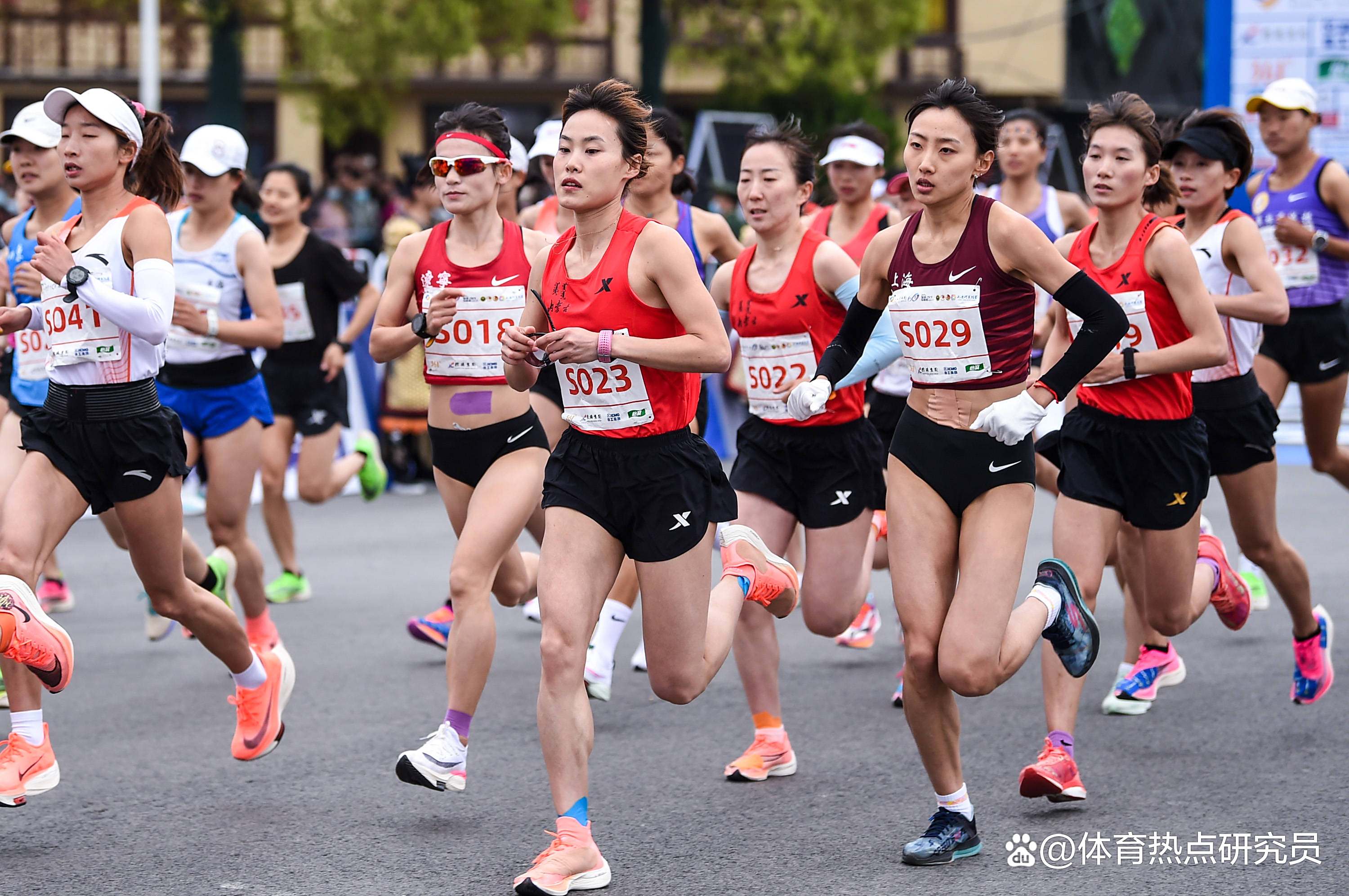 HUPU-马拉松锦标赛掀起高潮，关中巨龙队绝杀祁连迅豹队，老将里程碑之夜——客场静默反击的简单介绍